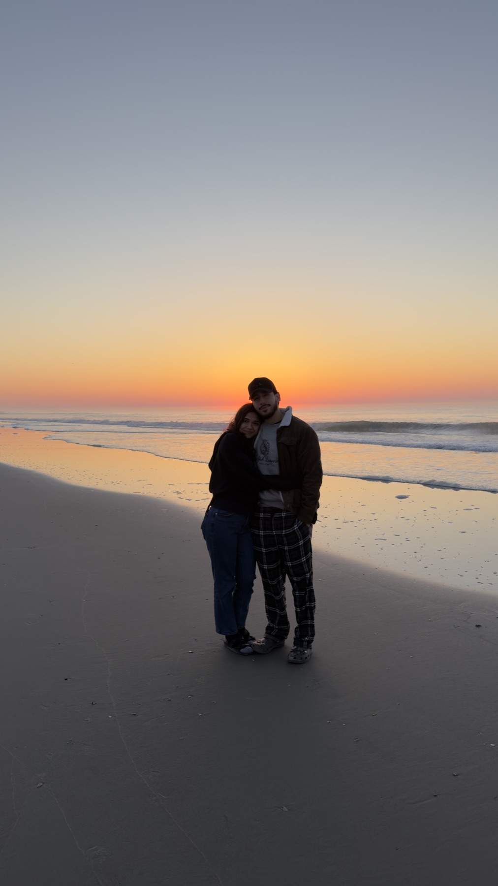 Nosotros dos en la playa al atardecer