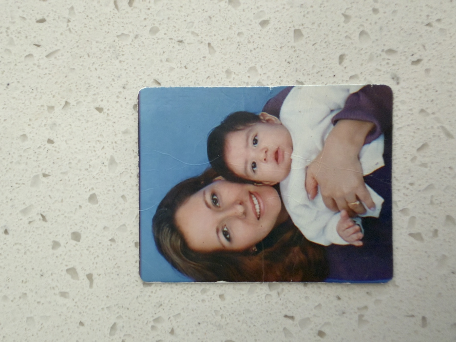 Mi mamá conmigo de bebé